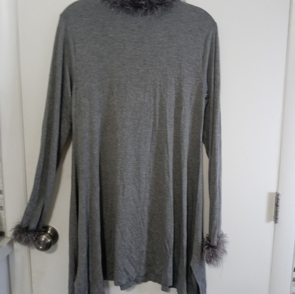Soft Surroundings Gray Long sleeve Shark bite Tunic blouse w Faux feather trim S - Picture 7 of 7